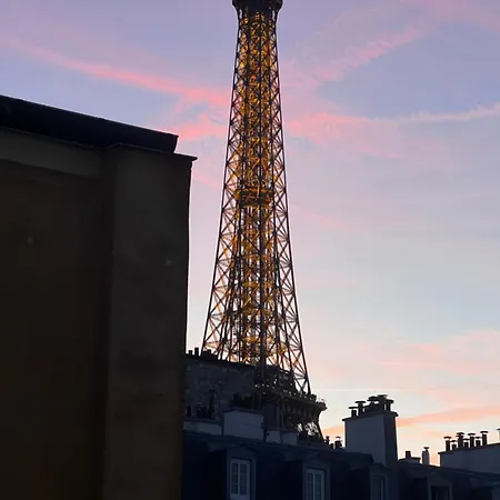 Appartamento Eiffel Tower View Haussmanian Charm 2min Walk From The Eiffel Tower Gardens Parigi