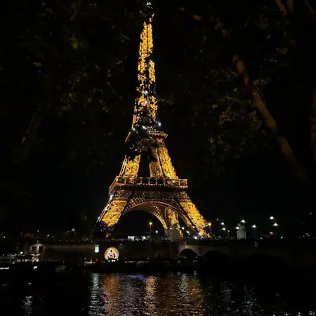 Eiffel Tower View Haussmanian Charm 2min Walk From The Eiffel Tower Gardens Appartamento